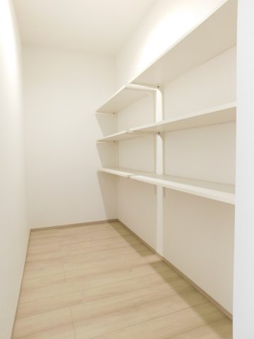 名古屋市緑区黒沢台１丁目の新築一戸建の収納|◇パントリー◇　　キッチン背面に広がる大容量パントリー　棚も備え付けでしっかりと収納可能なパントリー♪