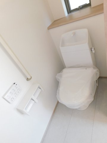 名古屋市緑区黒沢台１丁目の新築一戸建のトイレ|◇トイレ◇　　節水型シャワートイレ　リモコンパネル付き　１階・２階とも窓があって明るいトイレ♪
