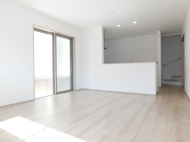 名古屋市緑区黒沢台１丁目の新築一戸建の居間・リビング|◇リビング◇　　南面で明るいリビング１７．６２帖　リビング全体が見渡せる対面キッチン♪