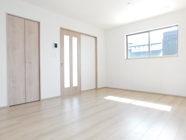 名古屋市緑区黒沢台１丁目の新築一戸建の居間・リビング|◇リビング◇　　南面で明るいリビング１７．６２帖　リビング収納完備で片付くＬＤＫ♪