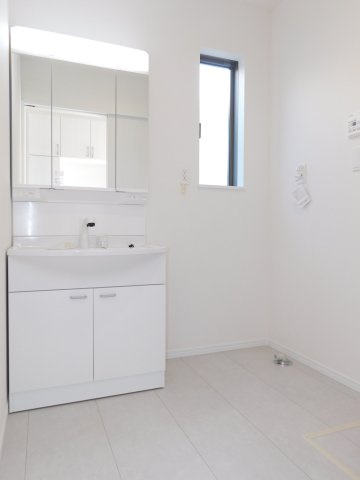 名古屋市緑区神の倉２丁目の新築一戸建の独立洗面台|◇洗面室◇　　三面鏡シャンプードレッサー　くもり止め仕様