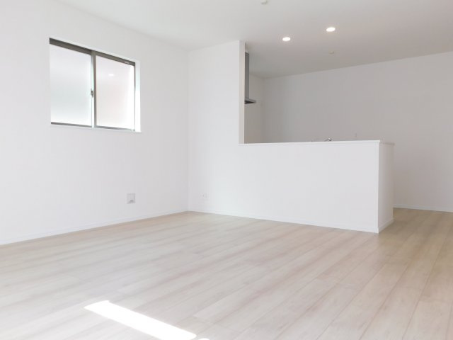 名古屋市緑区神の倉２丁目の新築一戸建の居間・リビング|◇リビング◇　　南面を含む２面採光で明るいリビング約１５．８７帖　リビング全体が見渡せる対面キッチン♪
