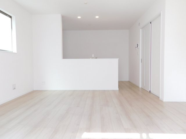 名古屋市緑区神の倉２丁目の新築一戸建の居間・リビング|◇リビング◇　　南面を含む２面採光で明るいリビング約１５．８７帖　明るくて広々とした空間♪