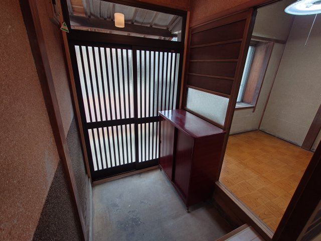 東岩瀬町貸家の玄関