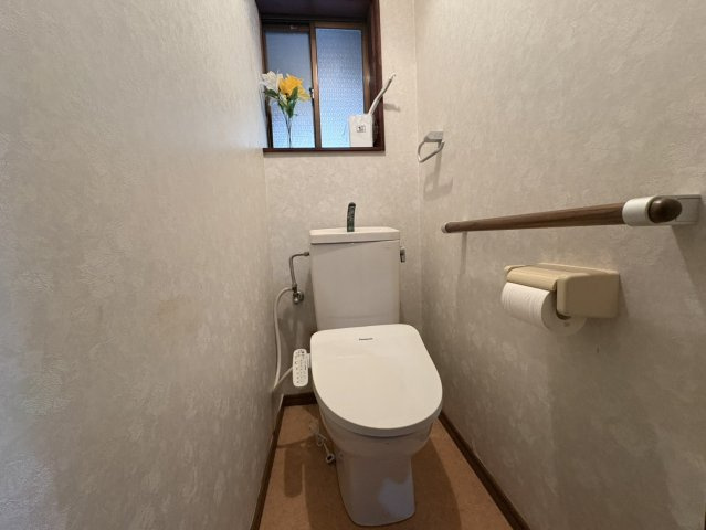 富山市四方戸建てのトイレ|落ち着いたトイレです