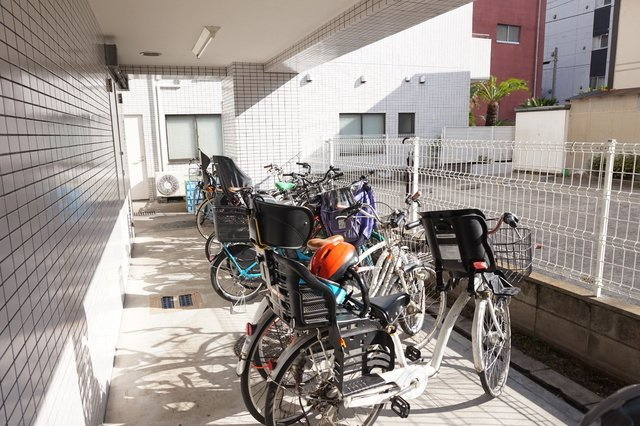 ロイヤルハウス入谷の駐車場