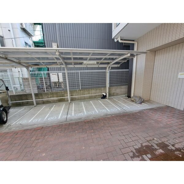 ARROW FIELDS貮番館の駐車場