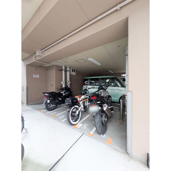 SWISS梅田東の駐車場