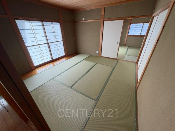 前橋市上泉町中古一戸建ての和室|和室は続き間で開放感があります。
引き戸で仕切れますので状況に合わせた使い方ができます。