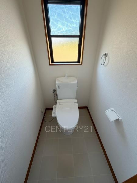 前橋市上泉町中古一戸建てのトイレ|１階トレイです。
温水シャワー洗浄機能付きです。