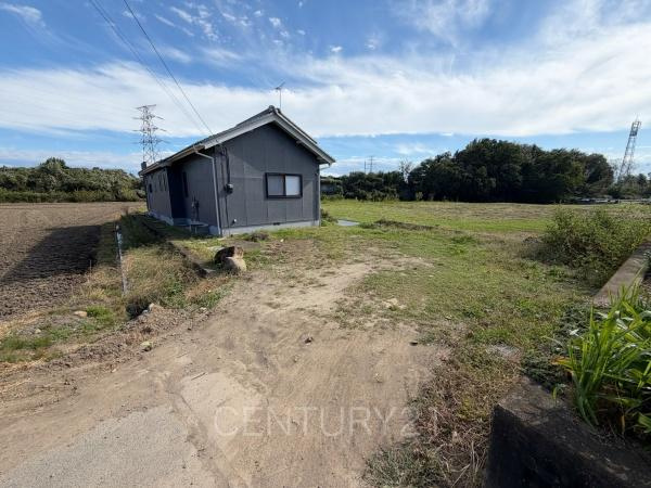 前橋市上泉町中古一戸建ての前面道路含む現地写真