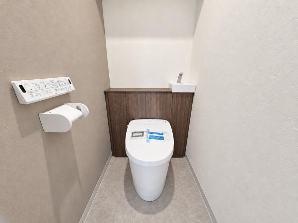 山久エンゼルハイム花月園のトイレ|清潔感のある内装のすっきりとしたデザインのトイレです。
水周りが綺麗だと安心ですね。
