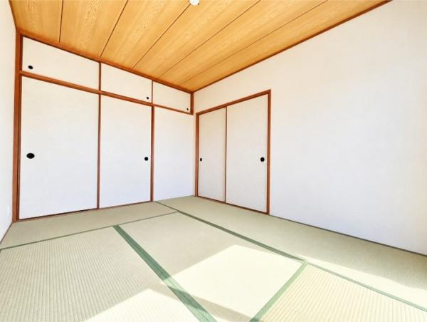藤阪パークハイツ　１号棟　中古 マンションの和室|木の温もりを感じる天井と、やさしい畳の風合いが魅力の和室。天袋付きの押入れで収納力も充実。お布団を敷いて寝室に、お子様のお昼寝やくつろぎの場所にと、家族の暮らしに寄り添う一室です。
