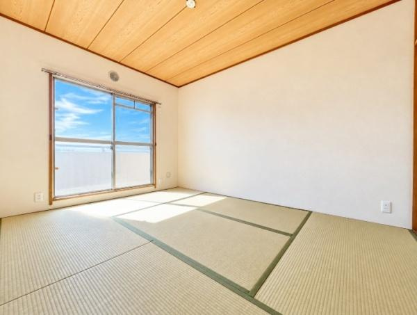 藤阪パークハイツ　１号棟　中古 マンションの和室|ゆったりとした広さが魅力の開放感あふれる和室。大きな窓から陽光が差し込み、畳の上でのびのびとくつろげる心地よい空間です。家族団らんはもちろん、お子様の遊び場や寝室としても広々と活用できます。