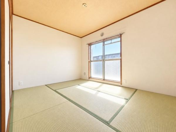 藤阪パークハイツ　１号棟　中古 マンションの和室|畳の温もりと明るい陽差しに包まれる、ゆとりを感じる和室。家具を置いてもくつろぎのスペースを確保しやすく、寝室や客間、お子様の遊び場など、家族の暮らしに合わせて多彩に活用できる魅力的な一室です。