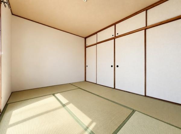 藤阪パークハイツ　１号棟　中古 マンションの和室|壁一面に設けられた天袋付きの押入れが魅力の和室。お布団や季節の衣類もたっぷり収納でき、広々とした畳の空間をすっきり使えます。収納力とくつろぎを兼ね備えた、暮らしやすさが嬉しい一室です。