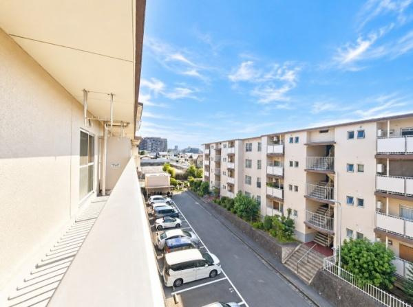 藤阪パークハイツ　１号棟　中古 マンションのその他|目の前に広がる爽やかな青空と、見晴らしの良い開放的な眺望が魅力。周囲の街並みを見渡せるバルコニーは、外の景色を楽しみながら気分をリフレッシュできる、暮らしにゆとりを添える空間です。
