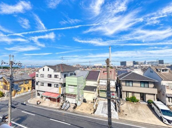 藤阪パークハイツ　１号棟　中古 マンションのその他|どこまでも続くような青空と、遠くまで見渡せる開放的な眺望が魅力。街並みを一望できる見晴らしの良さは、住まう人だけが味わえる贅沢。日常の中で空の広さと心地よい開放感を満喫できます。