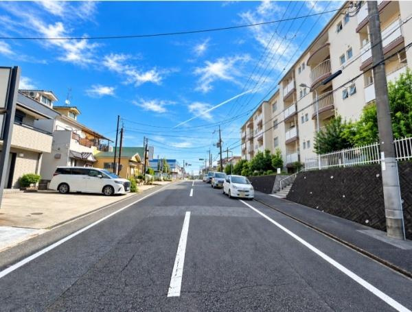 藤阪パークハイツ　１号棟　中古 マンションのその他|ゆったりとした幅員の前面道路が、住まいに開放感をプラス。整然とした街並みに緑豊かな植栽が彩りを添え、落ち着いた住環境が魅力です。毎日の帰り道にも心地よさを感じられるロケーションです。