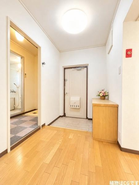 藤阪パークハイツ　１号棟　中古 マンションの玄関|玄関を開けると広がる、明るくゆとりのある空間。温かみのある木目調の床と便利なシューズ収納が、すっきりとした印象を演出します。家族の帰宅を優しく迎え、訪れる人にも好印象を与える玄関です。