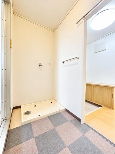 藤阪パークハイツ　１号棟　中古 マンションの独立洗面台|洗濯機置き場を備えた、ゆとりのあるランドリースペース。タオル掛けも設置され、毎日の洗濯や家事をスムーズにこなせる使い勝手の良さが魅力です。暮らしに便利な独立した空間です。