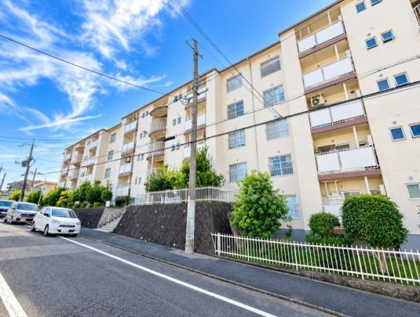 藤阪パークハイツ　１号棟　中古 マンションのその他|青空に映える堂々とした佇まいが魅力のマンション。整然と並ぶバルコニーと、建物を彩る豊かな緑が美しい景観を演出。開放感と落ち着きを兼ね備え、毎日帰るのが楽しみになる住まいです。