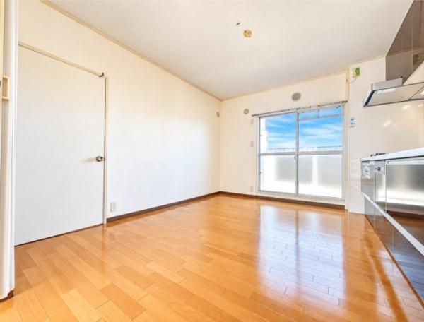 藤阪パークハイツ　１号棟　中古 マンションの居間・リビング|大きな窓から明るい陽光が差し込む、ゆとりあるダイニングキッチン。美しい木目の床が温かみを演出し、食卓を囲む家族の笑顔が思い浮かびます。お料理も団らんも楽しめる、心地よい暮らしの中心となる空間です。