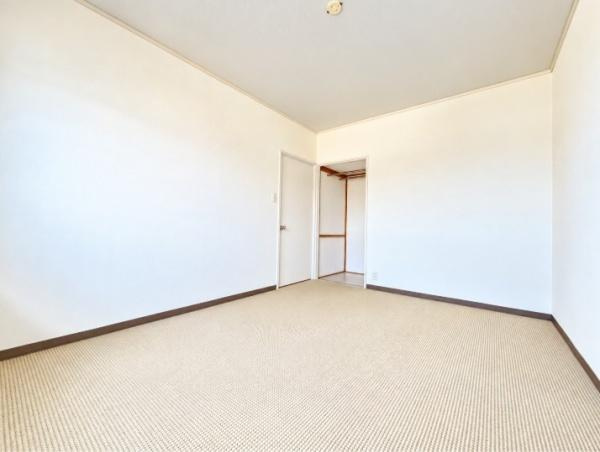 藤阪パークハイツ　１号棟　中古 マンションの洋室|ゆったりとした広さが魅力の洋室は、ベッドやデスクを置いてもゆとりを感じられる空間。便利なクローゼット付きで衣類もすっきり収納でき、主寝室や子ども部屋など、家族の暮らしに合わせて快適に使えます。