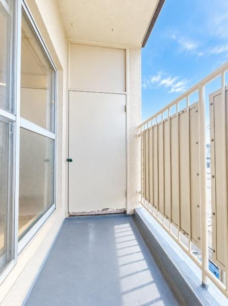 藤阪パークハイツ　１号棟　中古 マンションのバルコニー|収納付きのサービスバルコニーは、開放感と使い勝手の良さが魅力。洗濯物やお布団もゆったり干せる便利な空間です。青空と陽光を身近に感じる、心地よい暮らしが広がります。
