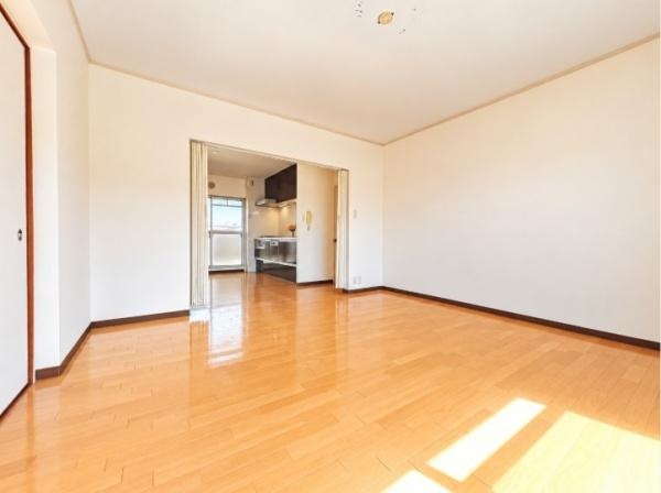 藤阪パークハイツ　１号棟　中古 マンションの居間・リビング|陽光が差し込む明るい洋室は、家具の配置もしやすいすっきりとした空間。ダイニングキッチンとつなげれば、家族が自然と集まるゆとりのあるリビングとして、理想の暮らしが広がります。