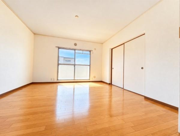 藤阪パークハイツ　１号棟　中古 マンションの居間・リビング|大きな窓から陽光が差し込む、明るく開放的な洋室。全室6帖以上で広く使えますので、お部屋をすっきり保てるのも魅力です。お気に入りの家具を並べて、自分らしい心地よい暮らしを楽しめます。
