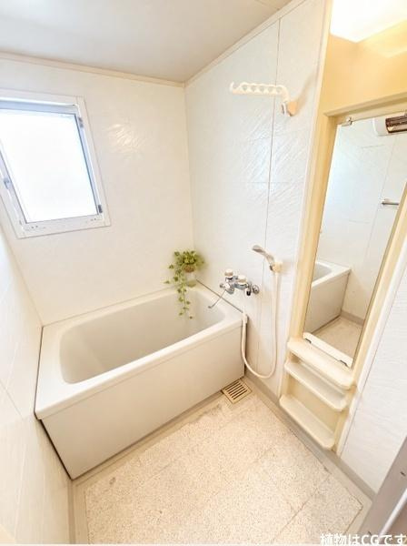 藤阪パークハイツ　１号棟　中古 マンションの浴室|清潔感のあるホワイトを基調とした、明るく爽やかなバスルーム。窓付きで自然換気ができ、湿気対策にも配慮された空間です。一日の疲れを癒やす、心地よいバスタイムを楽しめます。