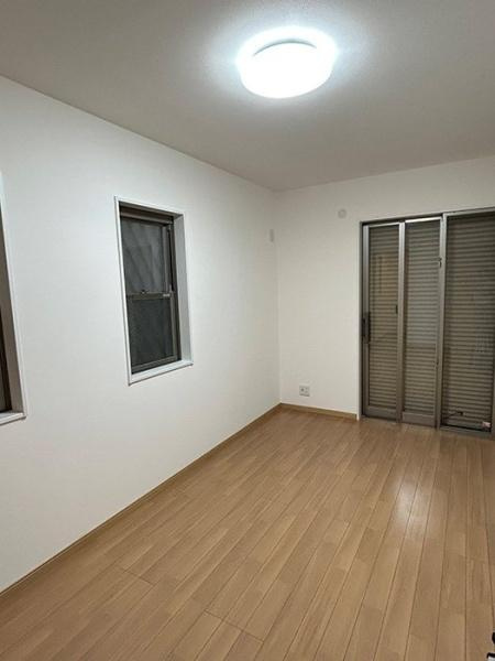 枚方市 楠葉中町　中古 一戸建ての洋室|明るい木目調のフローリングが温もりを感じさせる、すっきりとした洋室。シンプルな内装でお好みの家具とも合わせやすく、寝室や子ども部屋など多彩に活用できます。自分らしい理想の空間づくりを楽しめる一室です。
