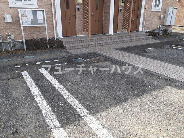 ハピネスＡの駐車場|駐車場があるので、車を買う予定の方も安心です