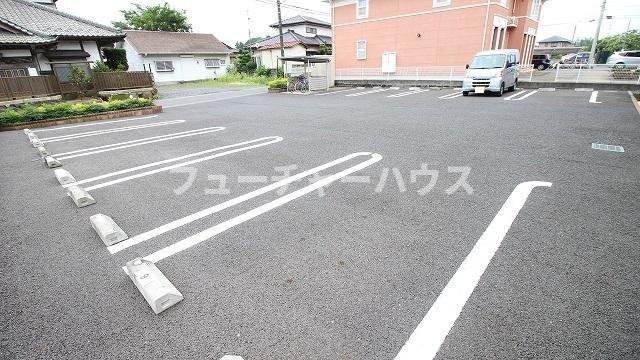 ボンヴィラージュの駐車場|駐車スペースもあります
