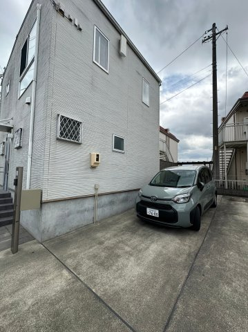 アドヴァンスの駐車場