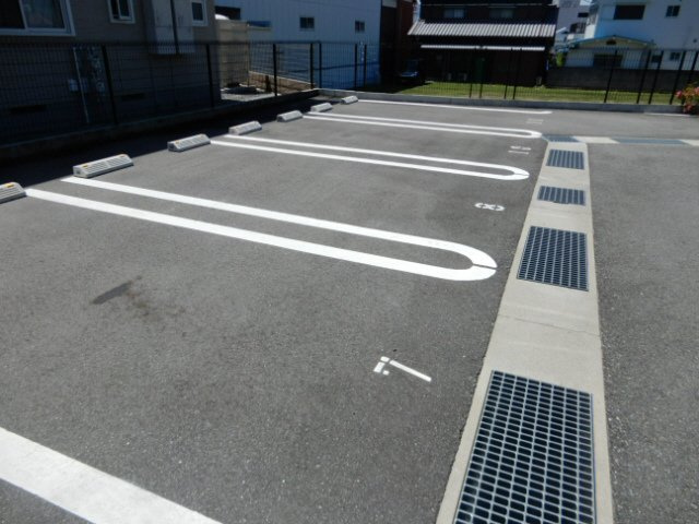 三木市平田のアパートの駐車場