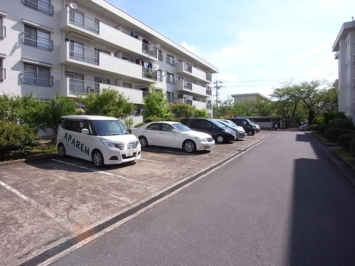 香里三井団地A76棟の駐車場