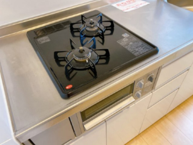 カーフ　ヒルズ　Ⅲのキッチン|グリル付きの2口コンロでお料理をお楽しみください♪