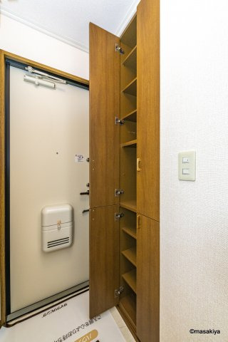 ライトコートBの玄関|下駄箱