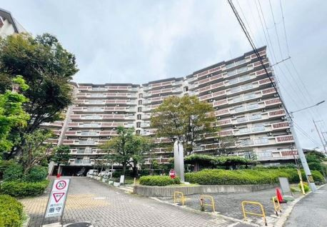 豊中野畑団地 四号棟の外観