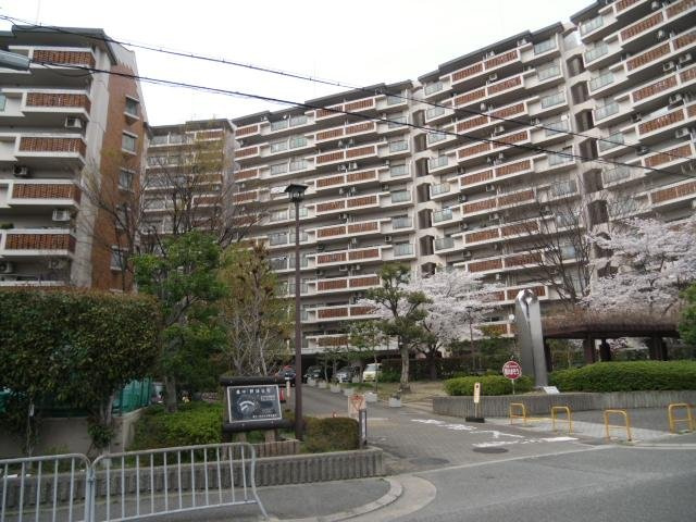 豊中野畑団地 四号棟の外観