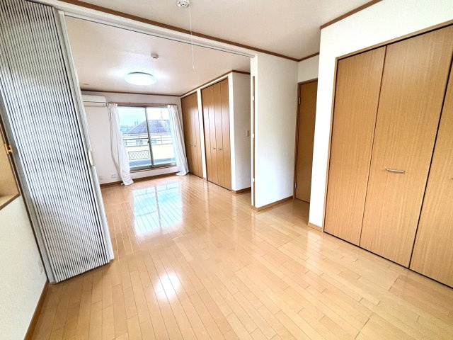2階洋室約12帖　アコーディオンカーテンで2部屋に分けて利用も可能