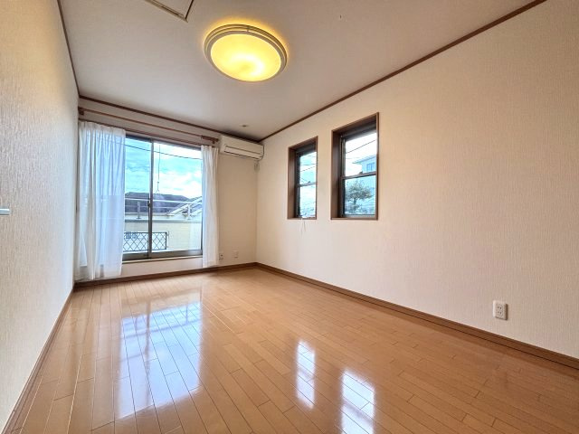 2階洋室約6.7帖　屋根裏収納もあります