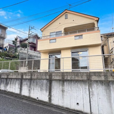 敷地南側からの外観　前面道路から少し高くなっているので、1階も日当り良好です