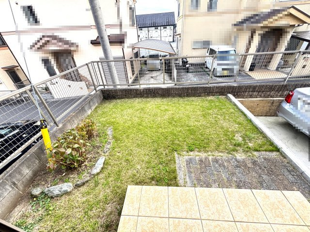 ガーデニング等に調度良いサイズのお庭です　