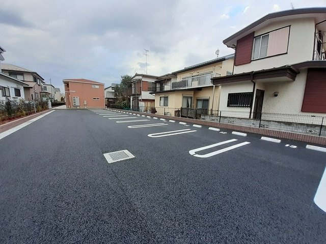 シャルマンの駐車場|車をお持ちの方に嬉しい駐車場付きの物件です