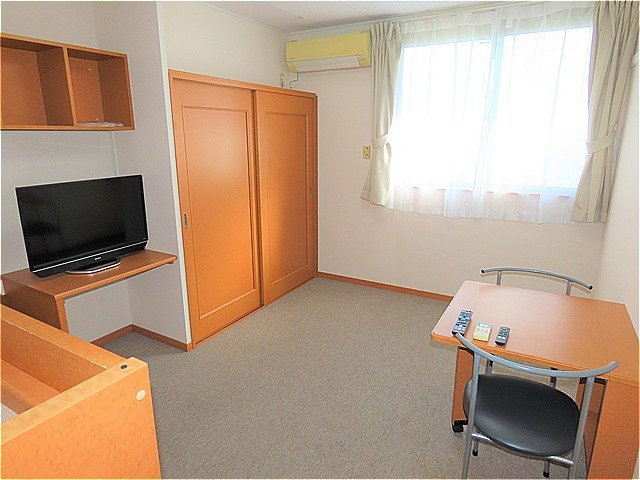 【居間・リビング】 | レオパレスＷＨＩＴＥ　ＷＥＬＬ | カーテンやテーブル、テレビも備え付けです