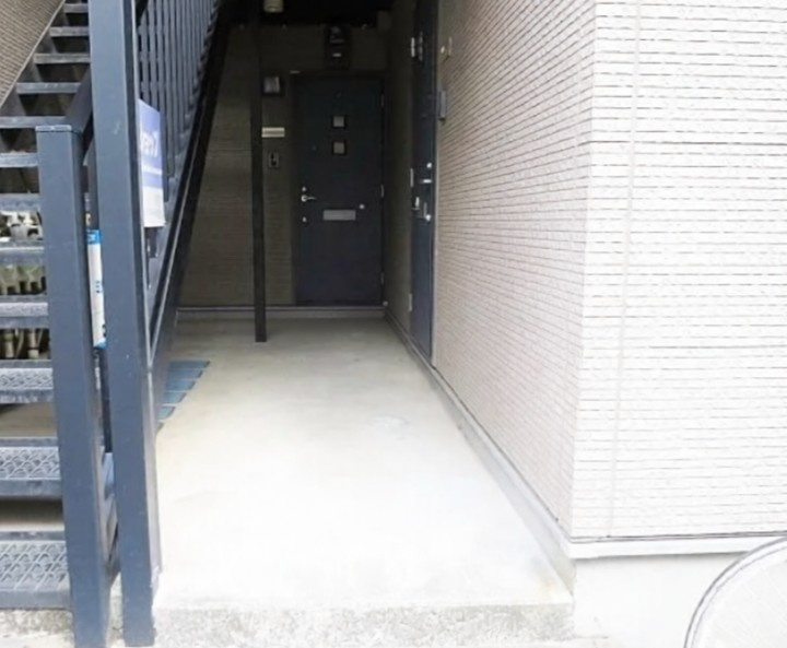 リースランド十条のエントランス