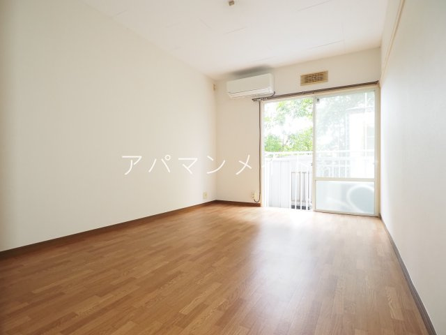 【寝室】 | フォーミラーコート | 明るい日差しが入ります
